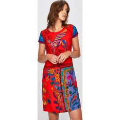 Desigual - Sukienka. Czerwone sukienki damskie Desigual, na co dzień, bez wzorów, z poliesteru, casualowe, z okrągłym kołnierzem, bez rękawów, mini, proste. Za 449,90 zł.