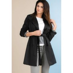 Trencz z paskiem II. Czarne płaszcze damskie Monnari, w paski, z wiskozy, eleganckie, długie. Za 229,50 zł.