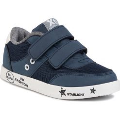 Sneakersy XTI - 57042 Navy. Niebieskie trampki chłopięce Xti, bez wzorów, ze skóry ekologicznej, na rzepy. W wyprzedaży za 139,00 zł.