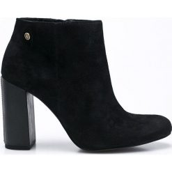 Tommy Hilfiger - Botki. Czarne buty zimowe damskie marki TOMMY HILFIGER, z materiału, na obcasie. W wyprzedaży za 359,90 zł.