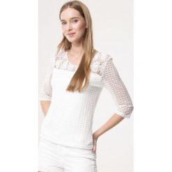 Biała Bluzka Indolent. Białe bluzki damskie Born2be, s, w ażurowe wzory, z koronki, z okrągłym kołnierzem. Za 39,99 zł.
