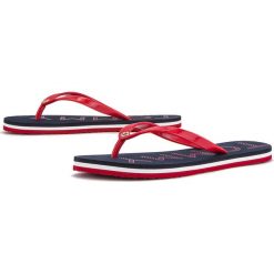 TOMMY HILFIGER FOOTBED FLAT BEACH > FW0FW04793-0KP. Czerwone klapki damskie TOMMY HILFIGER, w paski, z gumy, bez obcasa. W wyprzedaży za 99,99 zł.