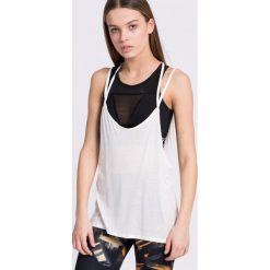 Reebok - Top. Białe topy damskie marki Reebok, s, z nadrukiem, z dzianiny. W wyprzedaży za 49,90 zł.