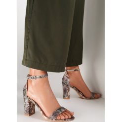 Khaki Sandały Saphadora. Brązowe sandały damskie Renee, bez wzorów, bez obcasa, na obcasie, bez zapięcia. W wyprzedaży za 84,99 zł.