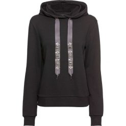 Bluza dresowa bonprix czarny. Czarne bluzy damskie z kapturem marki bonprix, bez wzorów, z dresówki, bez rękawów. Za 54,99 zł.