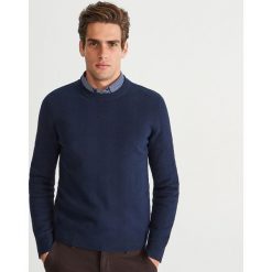 Sweter ze strukturalnej dzianiny - Granatowy. Niebieskie swetry klasyczne męskie Reserved, l, z dzianiny. Za 139,99 zł.