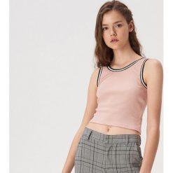 Crop top z lamówkami w paski - Różowy. Różowe topy damskie Sinsay, s, w paski, bez kołnierzyka. W wyprzedaży za 9,99 zł.