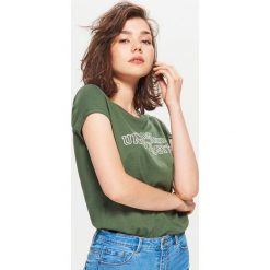 Koszulka z nadrukiem - Khaki. Brązowe koszulki damskie Cropp, s, z nadrukiem, bez kołnierzyka. Za 39,99 zł.