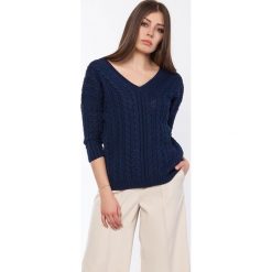 Granatowy Luźny Sweter o Warkoczowym Splocie z Dekoltem V. Niebieskie swetry damskie Molly.pl, s, bez wzorów, z jeansu, eleganckie, bez rękawów, bez kaptura. Za 169,90 zł.