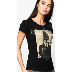 Czarny T-shirt Agrapha. Czarne t-shirty damskie marki Born2be, s, z aplikacjami, z okrągłym kołnierzem. Za 69,99 zł.