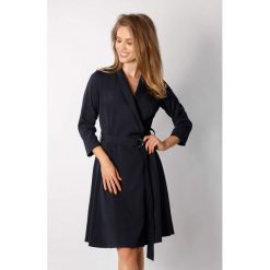 Sukienka w kolorze czarnym. Czarne sukienki damskie Moda na kolor, xs, bez wzorów, bez kołnierzyka, bez rękawów, midi, rozkloszowane. W wyprzedaży za 149,95 zł.