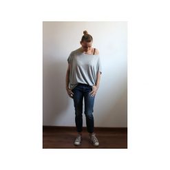 Bluzka oversize z dekoltem na plecach szara. Czerwone bluzki damskie Szarymary, bez wzorów, z dekoltem na plecach, z krótkim rękawem. Za 89,00 zł.