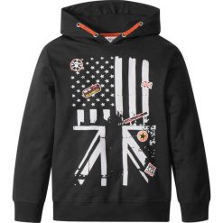 Bluza z kapturem i naszywkami bonprix czarny z nadrukiem. Czarne bluzy chłopięce bonprix, z nadrukiem, bez rękawów, z kapturem. Za 54,99 zł.