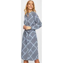Vero Moda - Sukienka. Czarne sukienki damskie Vero Moda, na co dzień, s, w paski, z poliesteru, casualowe, bez kołnierzyka, z długim rękawem, długie, maxi, proste. W wyprzedaży za 119,90 zł.