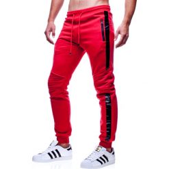 Spodnie męskie joggery czerwone Recea. Czerwone spodnie męskie Recea, s, bez wzorów, z bawełny, sportowe. W wyprzedaży za 55,00 zł.