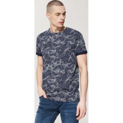 T-shirty męskie: T-shirt z morskim printem all over – Granatowy