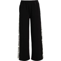 Spodnie dresowe damskie: Moss Copenhagen READY ANCLE PANTS Spodnie treningowe black/vanilla ice