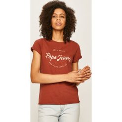 Pepe Jeans - T-shirt Erin. Czerwone bluzki damskie Pepe Jeans, s, z nadrukiem, z bawełny, casualowe, z okrągłym kołnierzem. W wyprzedaży za 89,90 zł.