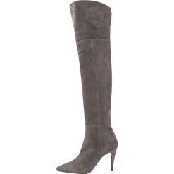 Pura Lopez Kozaki na obcasie suede grey. Szare kowbojki damskie Pura Lopez, z materiału, na obcasie. W wyprzedaży za 1343,20 zł.