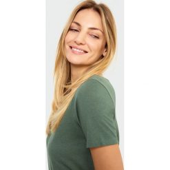 Klasyczny top. Bluzki damskie Greenpoint, bez wzorów, z bawełny, klasyczne, z klasycznym kołnierzykiem, bez rękawów. Za 24,99 zł.