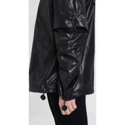 Kurtki sportowe damskie: Ivy Park WET LOOK UP JACKET Wiatrówka black