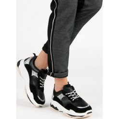 CZARNE SNEAKERSY ZE WZOREM. Czarne trampki i tenisówki damskie producent niezdefiniowany, bez wzorów, bez zapięcia. Za 79,90 zł.