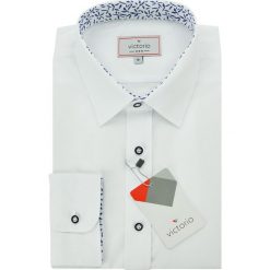 Biała Bawełniana Koszula z Długim Rękawem -VICTORIO- Granatowe Listki Wewnątrz KSDWVCTO0378. Białe koszule męskie Victorio, m, bez wzorów, z bawełny, eleganckie, ze stójką, z długim rękawem. Za 139,00 zł.
