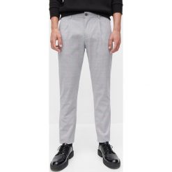 Spodnie slim fit w kratę -. Spodnie męskie Reserved, bez wzorów. Za 129,99 zł.