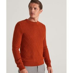 Sweter ze strukturalnej dzianiny - Pomarańczowy. Pomarańczowe swetry męskie Reserved, s, bez wzorów, z dzianiny, bez kołnierzyka, bez kaptura. Za 139,99 zł.