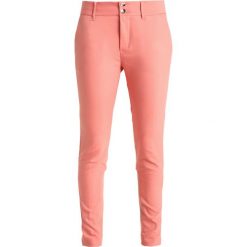 Mos Mosh BLAKE NIGHT PANT Spodnie materiałowe peach. Różowe spodnie damskie marki Mos Mosh, bez wzorów, z elastanu. W wyprzedaży za 389,35 zł.