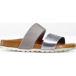 Klapki bonprix szary metaliczny - szary. Szare klapki damskie bonprix, w paski, z materiału, bez obcasa. Za 79,99 zł.