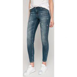 Jacqueline de Yong - Jeansy Pearl. Niebieskie jeansy damskie skinny marki Jacqueline de Yong, z elastanu. W wyprzedaży za 79,90 zł.