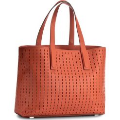 Torebka DKNY - Performed Calf Napp R1050305 Orange 800. Pomarańczowe torebki klasyczne damskie DKNY, bez wzorów, ze skóry, bez dodatków. W wyprzedaży za 999,00 zł.