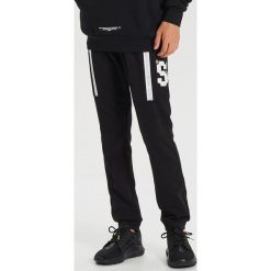 Joggery z kontrastowymi wstawkami - Czarny. Czarne spodnie męskie Cropp, s, bez wzorów. Za 119,99 zł.