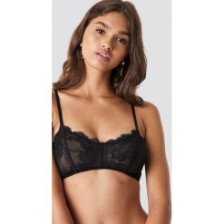 NA-KD Lingerie Koronkowy biustonosz Delicate - Black. Czarne biustonosze NA-KD Lingerie, w koronkowe wzory, z koronki. Za 40,95 zł.