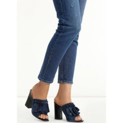 Granatowe Klapki Curtain Call. Niebieskie klapki damskie marki Born2be, w paski, z denimu, na wysokim obcasie, na obcasie. Za 49,99 zł.
