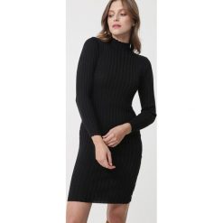 Czarna Sukienka Kentlyn. Czarne sukienki damskie Born2be, s, w paski, ze stójką, bez rękawów, długie, mini, dopasowane. Za 99,99 zł.
