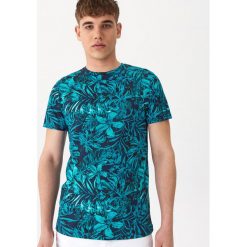 T-shirt z tropikalnym printem - Granatowy. Niebieskie t-shirty męskie House, s, bez wzorów, bez kołnierzyka. Za 39,99 zł.