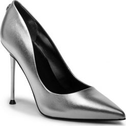 Szpilki GUESS - Odela2 FL8OD2 LEL08 SILVER. Szare półbuty damskie Guess, z aplikacjami, ze skóry ekologicznej, eleganckie, bez obcasa, na obcasie, bez zapięcia. W wyprzedaży za 539,00 zł.