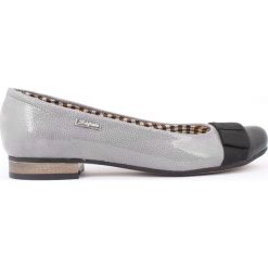 Balerinki z kokardką - skóra naturalna - model 007 - kolor szary błyszczący. Szare baleriny damskie Zapato, bez wzorów, ze skóry, bez obcasa. W wyprzedaży za 173,40 zł.