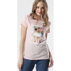 Jasnoróżowy T-shirt Phalisyle. Różowe bluzki damskie Born2be, s, z haftami, z okrągłym kołnierzem, z krótkim rękawem. Za 49,99 zł.