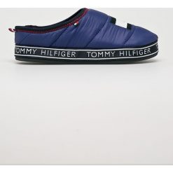 Tommy Hilfiger - Kapcie. Niebieskie kapcie damskie TOMMY HILFIGER, z materiału. W wyprzedaży za 159,90 zł.