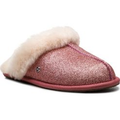 Kapcie UGG - Scuffette II Sparkle 1100177 W/Pink. Różowe klapki damskie Ugg, z aplikacjami, z wełny, bez obcasa. W wyprzedaży za 339,00 zł.