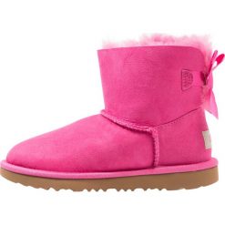 Buty zimowe damskie: UGG MINI BAILEY BOW II Botki pink azalea