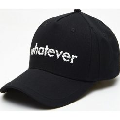 Czapka z daszkiem Whatever - Czarny. Czarne czapki męskie marki Cropp. Za 39,99 zł.