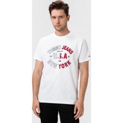 Tommy Jeans Koszulka Biały. Białe podkoszulki męskie Tommy Jeans, m, z nadrukiem, z bawełny, bez kołnierzyka, z krótkim rękawem, krótkie. Za 187,95 zł.