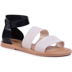 Sandały MELISSA - Model Sandal Ad 32797 Beige/Beige/Black 53670. Brązowe klapki damskie Melissa, bez wzorów, z tworzywa sztucznego, bez obcasa, na obcasie. W wyprzedaży za 179,00 zł.