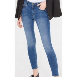 Jeansy slim fit z przetarciami - Granatowy. Niebieskie jeansy damskie Mohito, bez wzorów, z jeansu. Za 109,99 zł.
