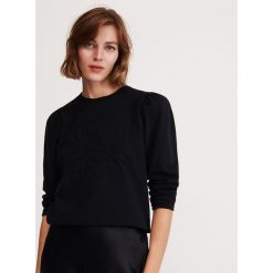 Bawełniana bluza z aplikacją - Czarny. Czarne bluzy damskie Reserved, s, z aplikacjami, z bawełny, bez rękawów, bez kaptura. Za 79,99 zł.