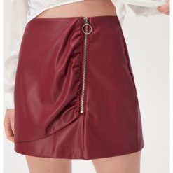 Mini spódnica z eko skóry - Bordowy. Czerwone spódniczki damskie Sinsay, s, bez wzorów, ze skóry, mini. Za 59,99 zł.